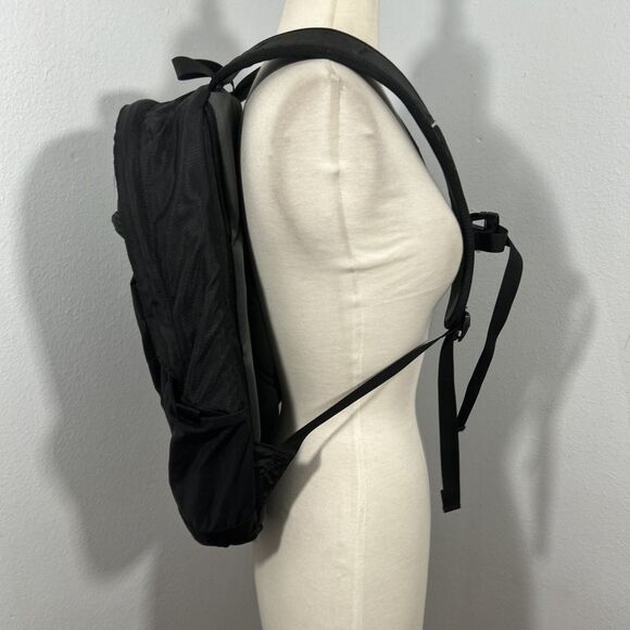 Thule Sweden Backpack 18L Black Laptop Compartment - Picture 3 of 10